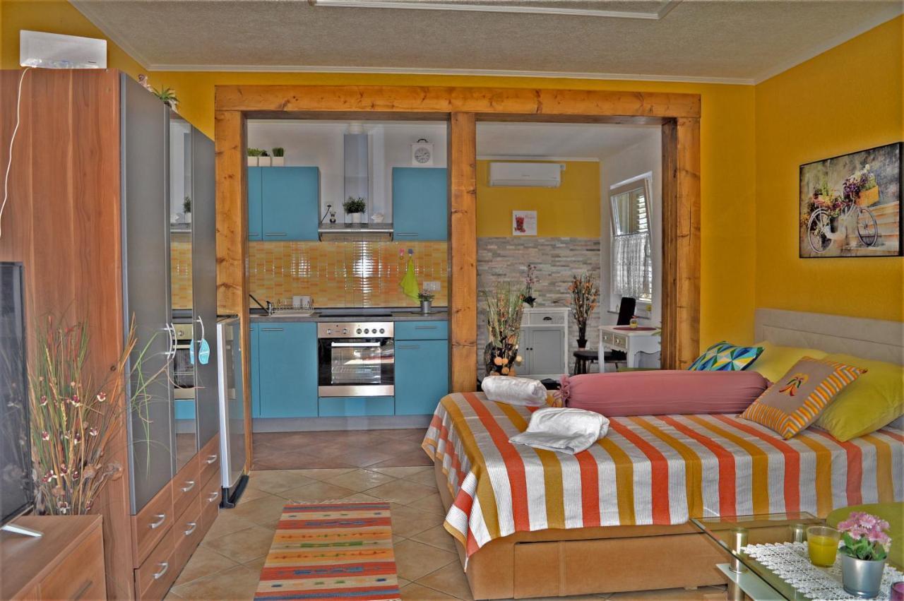 Studio Apartments Luka Biograd - Бенковаць Екстер'єр фото