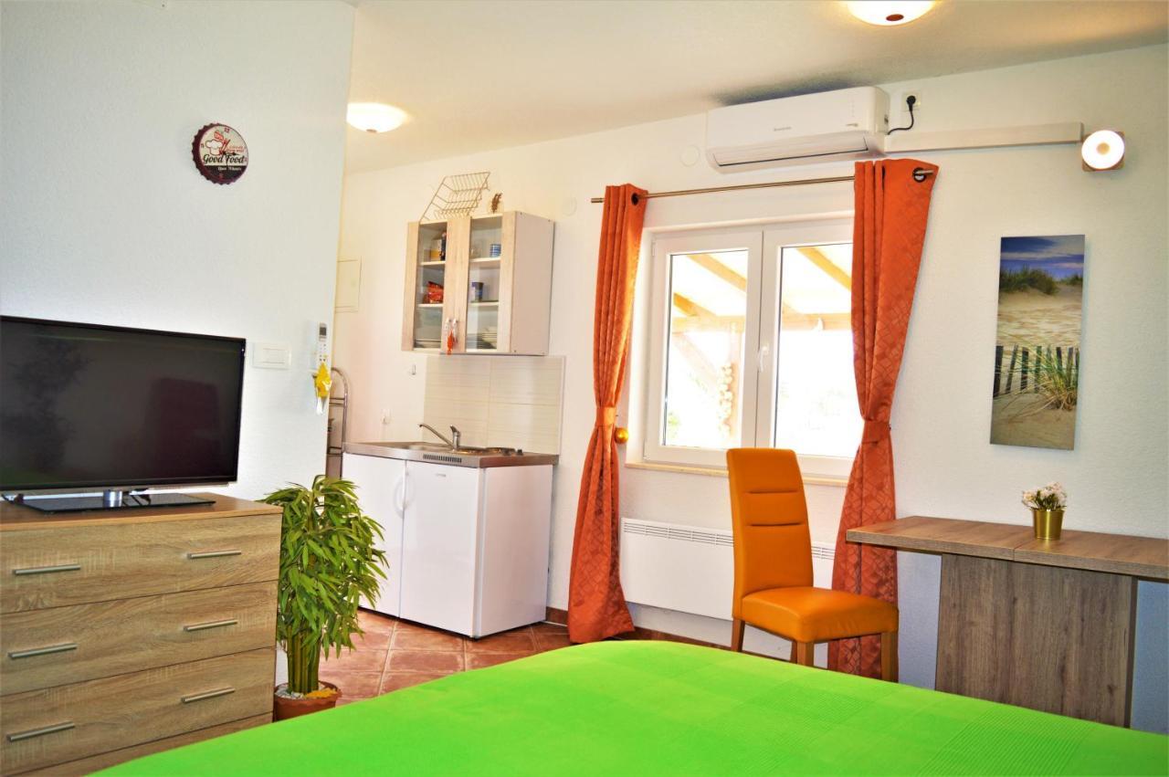 Studio Apartments Luka Biograd - Бенковаць Екстер'єр фото