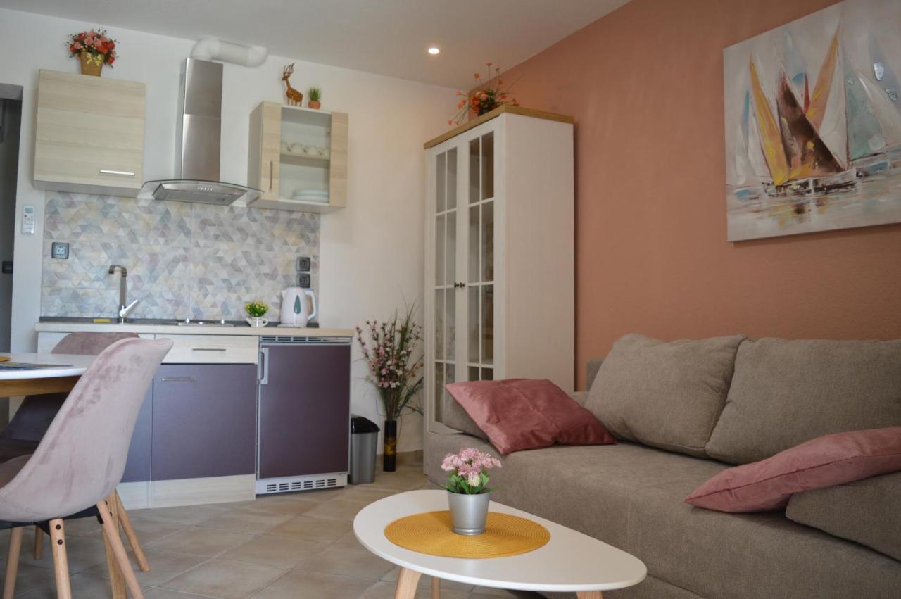Studio Apartments Luka Biograd - Бенковаць Екстер'єр фото