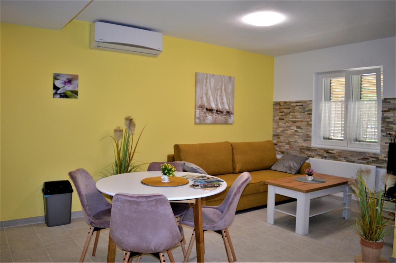 Studio Apartments Luka Biograd - Бенковаць Екстер'єр фото